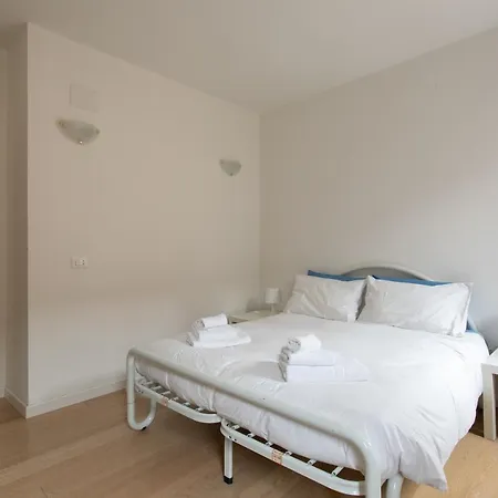 Lance With Lift, 2 Minutes Walk From The Train Station Apartament *