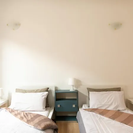 Lance With Lift, 2 Minutes Walk From The Train Station