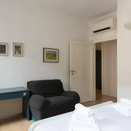 Lance With Lift, 2 Minutes Walk From The Train Station