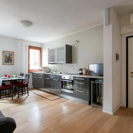 Lance With Lift, 2 Minutes Walk From The Train Station Apartmán *