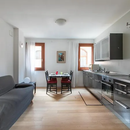 Lance With Lift, 2 Minutes Walk From The Train Station Lejlighed *