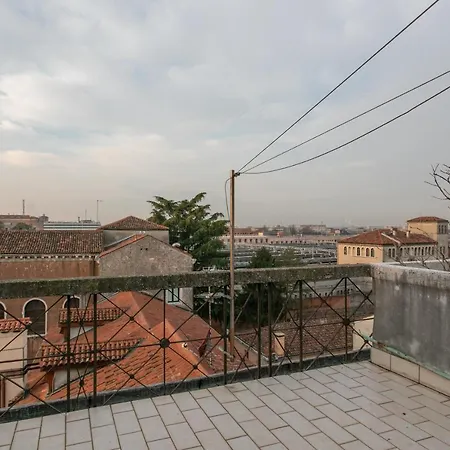 דירה Lance With Lift, 2 Minutes Walk From The Train Station *