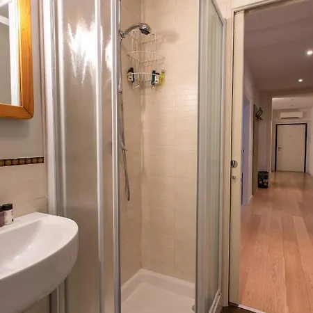 דירה Lance With Lift, 2 Minutes Walk From The Train Station *