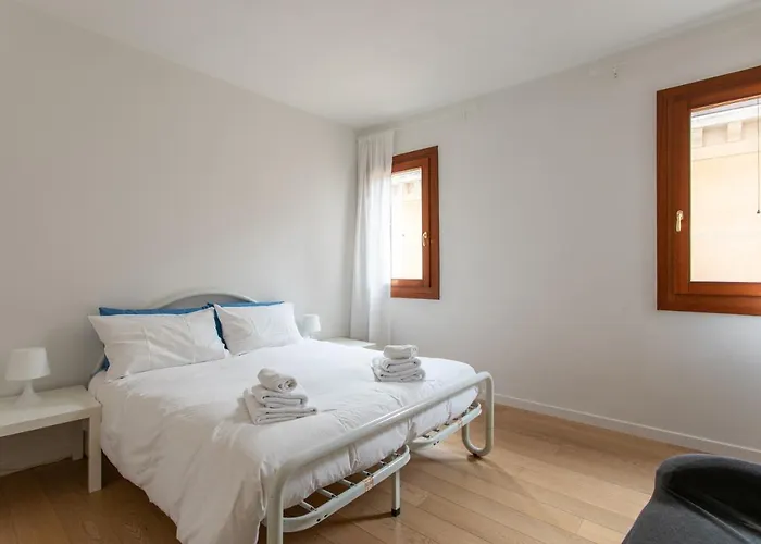 Lance With Lift, 2 Minutes Walk From The Train Station