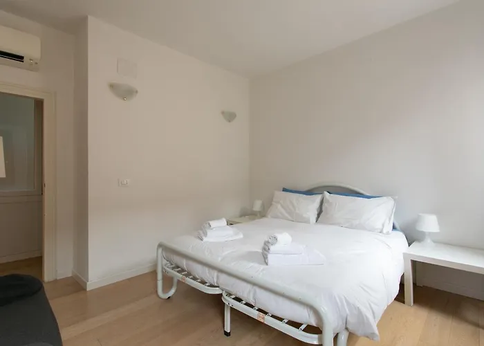 Lance With Lift, 2 Minutes Walk From The Train Station דירה *