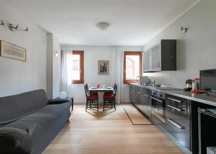 Lance With Lift, 2 Minutes Walk From The Train Station דירה *