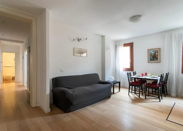 דירה Lance With Lift, 2 Minutes Walk From The Train Station