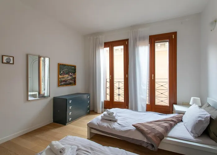 Lance With Lift, 2 Minutes Walk From The Train Station *