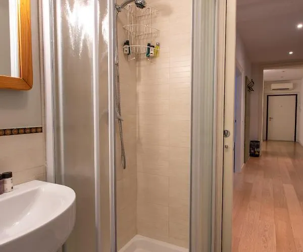 דירה Lance With Lift, 2 Minutes Walk From The Train Station *