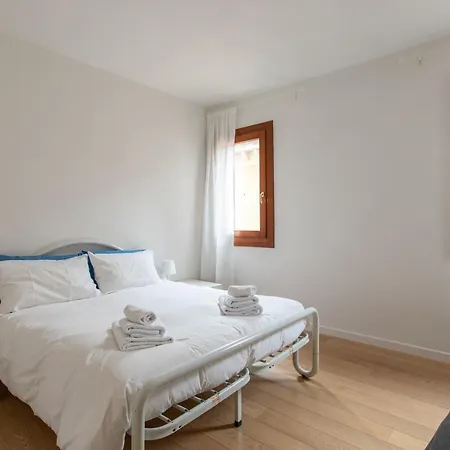 Lance With Lift, 2 Minutes Walk From The Train Station